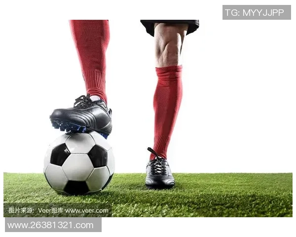 小腿粗壮却依然闪耀的足球明星们展现力量与技巧的完美结合