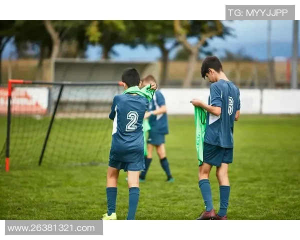 足球明星背影合影展现运动魅力与团队精神的精彩瞬间